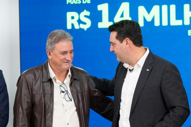Ratinho Junior libera R$ 442 milhões para obras em 10 municípios do Paraná incluindo estradas rurais