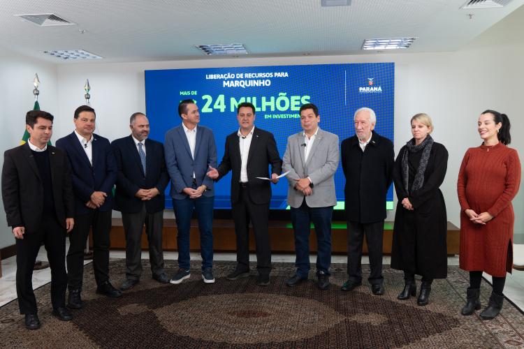 Ratinho Junior libera R$ 442 milhões para obras em 10 municípios do Paraná incluindo estradas rurais
