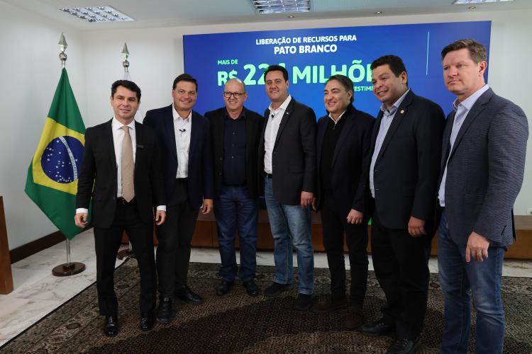 Ratinho Junior confirma R$ 741 milhões para infraestrutura urbana e rural de 12 municípios