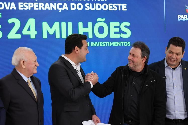 Ratinho Junior confirma R$ 741 milhões para infraestrutura urbana e rural de 12 municípios