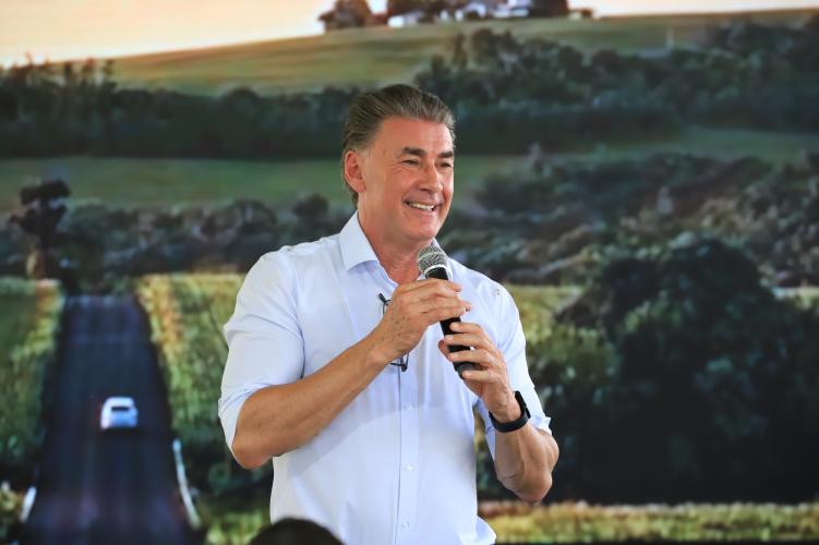 Ratinho Junior anuncia R$ 19,7 milhões para pavimentação rural em Ouro Verde do Oeste