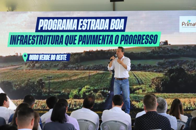 Ratinho Junior anuncia R$ 19,7 milhões para pavimentação rural em Ouro Verde do Oeste