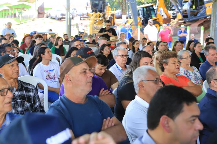 Ratinho Junior anuncia R$ 19,7 milhões para pavimentação rural em Ouro Verde do Oeste