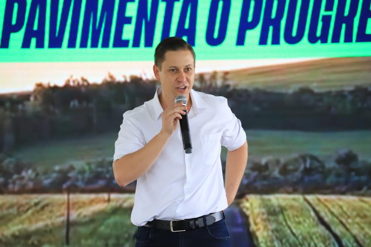 Ratinho Junior anuncia R$ 19,7 milhões para pavimentação rural em Ouro Verde do Oeste