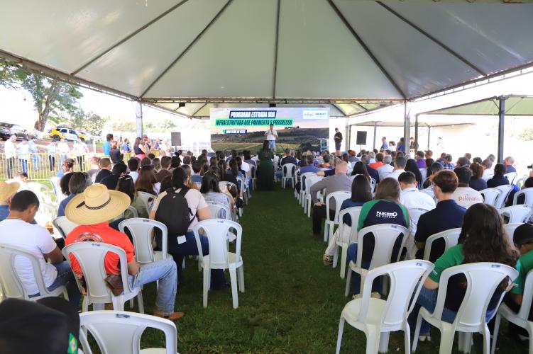 Ratinho Junior anuncia R$ 19,7 milhões para pavimentação rural em Ouro Verde do Oeste