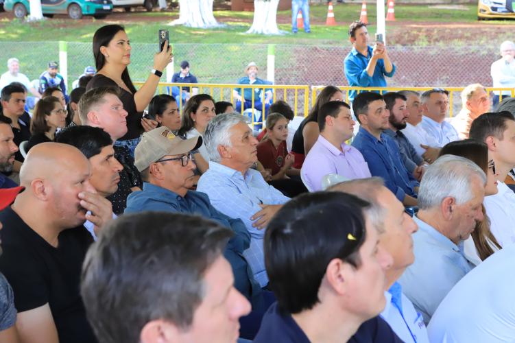 Ratinho Junior anuncia R$ 19,7 milhões para pavimentação rural em Ouro Verde do Oeste