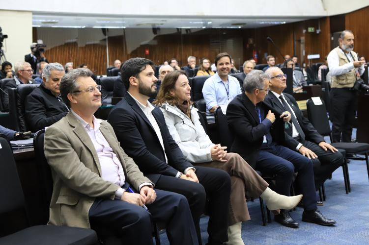 Assembleia homenageia os 70 anos do IDR-Paraná em sessão solene