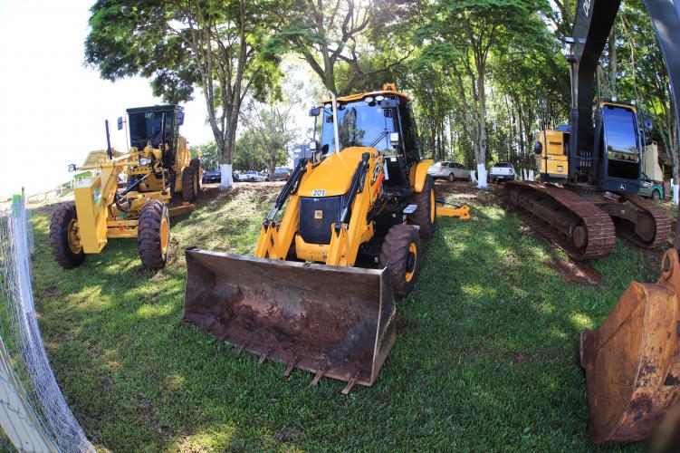 Ratinho Junior anuncia R$ 19,7 milhões para pavimentação rural em Ouro Verde do Oeste