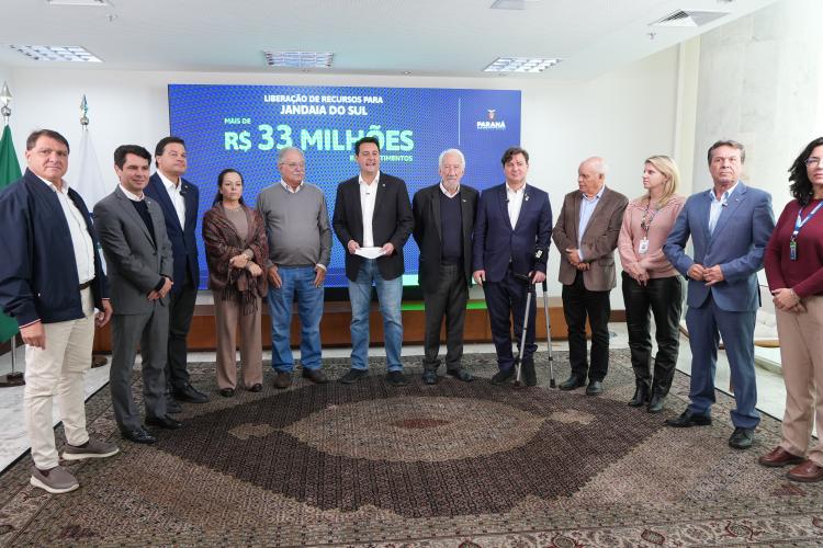 Ratinho Junior confirma mais de R$ 453 milhões para obras em 11 municípios
