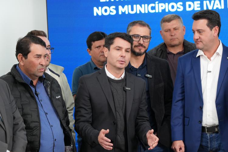 Ratinho Junior confirma quase R$ 890 milhões para obras e investimentos em 12 municípios