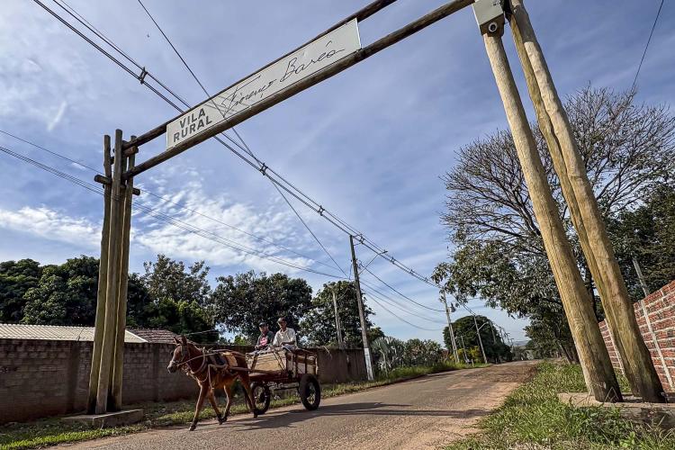 Em Cidade Gaúcha, Estado investe R$ 22,1 milhões para pavimentar maior vila rural do Paraná