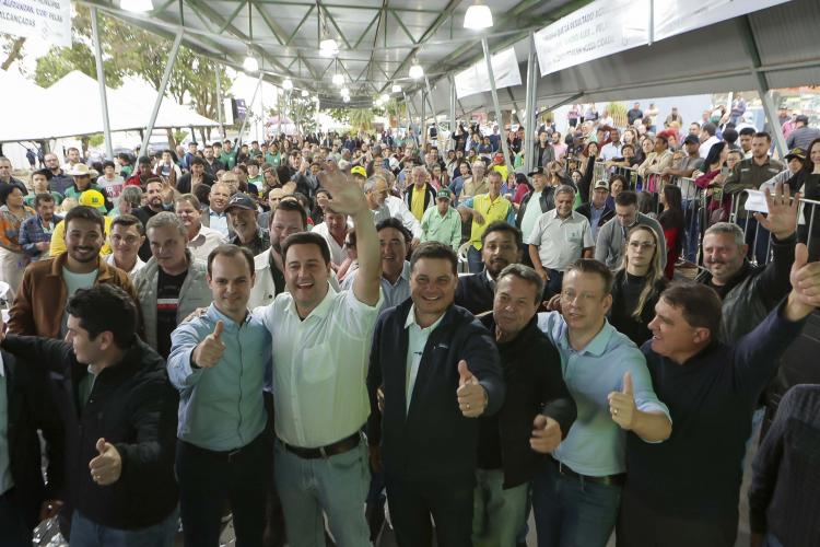 Em Cidade Gaúcha, Estado investe R$ 22,1 milhões para pavimentar maior vila rural do Paraná