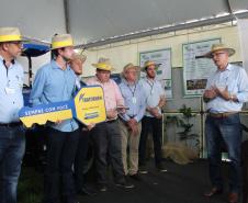 Entrega de trator solidário em Ponta Grossa