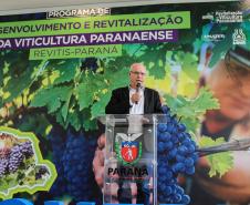 O governador Carlos Massa Ratinho Junior e o secretário da Agricultura e do Abastecimento, Noberto Ortigara, lançaram, no Palácio Iguaçu, o programa Revitis, destinado a estimular a produção de uvas no Paraná.