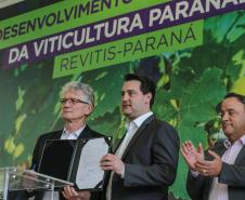 O governador Carlos Massa Ratinho Junior e o secretário da Agricultura e do Abastecimento, Noberto Ortigara, lançaram, no Palácio Iguaçu, o programa Revitis, destinado a estimular a produção de uvas no Paraná.