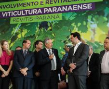 O governador Carlos Massa Ratinho Junior e o secretário da Agricultura e do Abastecimento, Noberto Ortigara, lançaram, no Palácio Iguaçu, o programa Revitis, destinado a estimular a produção de uvas no Paraná.