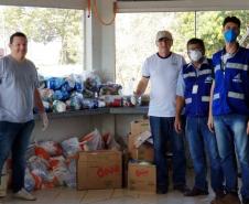 Servidores da Adapar doam alimentos a caminhoneiros
