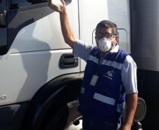 Servidores da Adapar doam alimentos a caminhoneiros