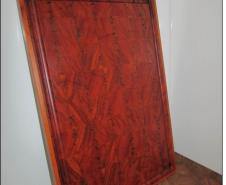 Tonalidade róseo-avermelhada em tábua decarne confeccionada com madeira de peroba-rosa.