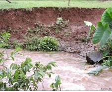 Alinhamento de pedras em Cambissolo Flúvico, depositadas por transborde fluvial de elevada energia.