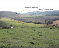 Superfícies erosionais e coluvionares.