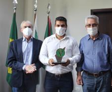 Seab e Adapar recebem "Prêmio Saúde Animal" pelos serviços prestados no Paraná