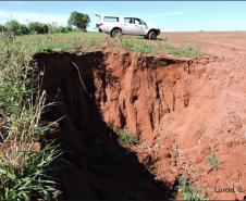 Voçoroca remontando em área de nascente. 