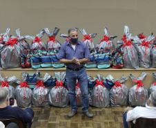 Seab e Adapar entregam cestas de Natal a colaboradores terceirizados