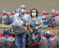 Seab e Adapar entregam cestas de Natal a colaboradores terceirizados