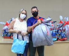 Seab e Adapar entregam cestas de Natal a colaboradores terceirizados