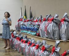 Seab e Adapar entregam cestas de Natal a colaboradores terceirizados