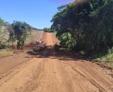 Pavimentação de estrada rural beneficia agricultura familiar no Sudoeste