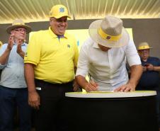 Governador entrega trator e painéis solares comprados por agricultores com auxílio do Estado