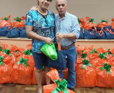 Trabalhadores terceirizados da Seab e Adapar recebem cestas de Natal