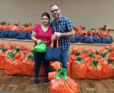 Trabalhadores terceirizados da Seab e Adapar recebem cestas de Natal