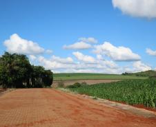 Com apoio da Seab, pavimentação em estrada rural vai garantir melhoria na trafegabilidade em Ibiporã