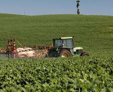 A revogação da Resolução SEIN nº 22 de 1985 representa uma atualização de normas de proteção ambiental e para uso de agrotóxicos, e não interfere no trabalho de fiscalização que compete à Agência de Defesa Agropecuária do Paraná (Adapar), entidade vinculada à Secretaria de Estado da Agricultura e do Abastecimento