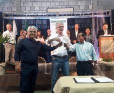Governo entrega material para pescadores de Pontal do Paraná 