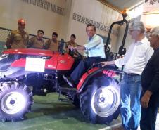 Governo entrega material para pescadores de Pontal do Paraná 