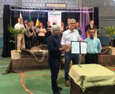 Governo entrega material para pescadores de Pontal do Paraná 