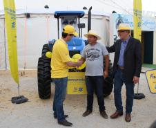 São unidades financiadas dentro do programa Trator Solidário. Entrega foi feita na Agroleite. No evento, o Instituto Emater e a Castrolanda assinaram convênio para fortalecer pequenos produtores de leite.