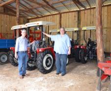 Entrega pelo Governo de equipamentos agrícolas em assentamento na Lapa