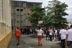 Várias pessoas no pátio de uma escola