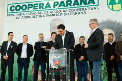 O governador Carlos Massa Ratinho Junior assinou nesta terça-feira (3) decreto regulamentando a Lei 16.751/10, que institui a alimentação escolar orgânica em todo o sistema estadual de ensino do Paraná. O objetivo é incluir alimentos orgânicos gradualmente na alimentação dos alunos das mais de 2 mil escolas estaduais, até chegar a 100% da merenda em 2030. Parte da produção virá da agricultura familiar.  Atualmente, 8% da alimentação escolar é orgânica e 60% é proveniente da agricultura familiar. Para que o 