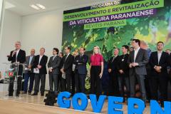 O governador Carlos Massa Ratinho Junior e o secretário da Agricultura e do Abastecimento, Noberto Ortigara, lançaram, no Palácio Iguaçu, o programa Revitis, destinado a estimular a produção de uvas no Paraná.
