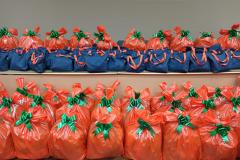 Trabalhadores terceirizados da Seab e Adapar recebem cestas de Natal