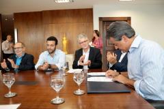 Governador Beto Richa e secretário da Agricultura, Norberto Ortigara, assinam convênio para repasse de maquinas que vão fazer adequação de estradas rurais na região Central do Paraná