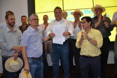 Seab e cooperativas entregam documento ao ministro Blairo Maggi, da Agricultura, com propostas do Paraná para incentivar o plantio de trigo no País