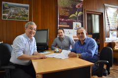 Santa Maria do Oeste assina convênio para receber recursos para estradas rurais