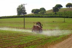 Desde 2013, o Paraná conta com o SIAGRO, sistema pioneiro que faz o acompanhamento da aplicação de defensivos nas lavouras paranaenses. O serviço de fiscalização tem demonstrado que a produção agrícola estadual usa menos defensivos que culturas vindas de outras regiões do País.